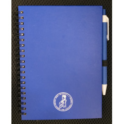 Poznámkový blok s perom a logom Fakulty verejnej správy